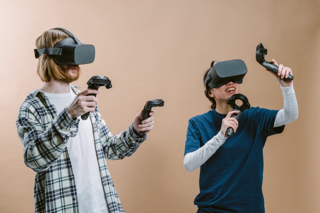 Virtual Reality - 2 personen gebruiken een VR set