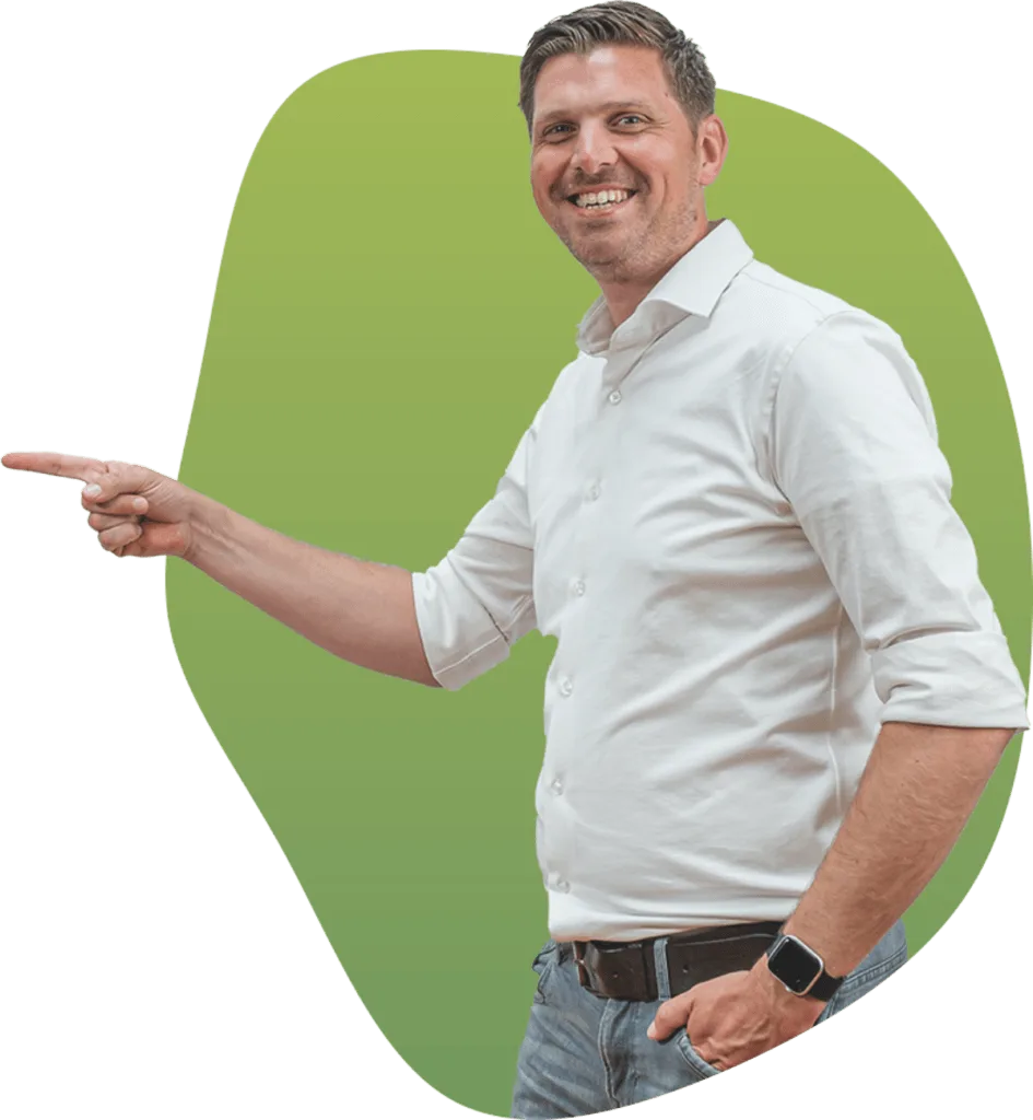 Koen Verboom wijst naar links