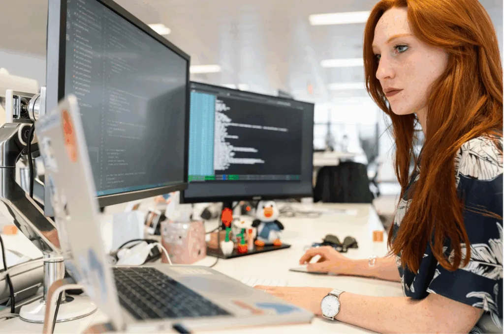 SEO-migratie - vrouw aan het werk achter de computer