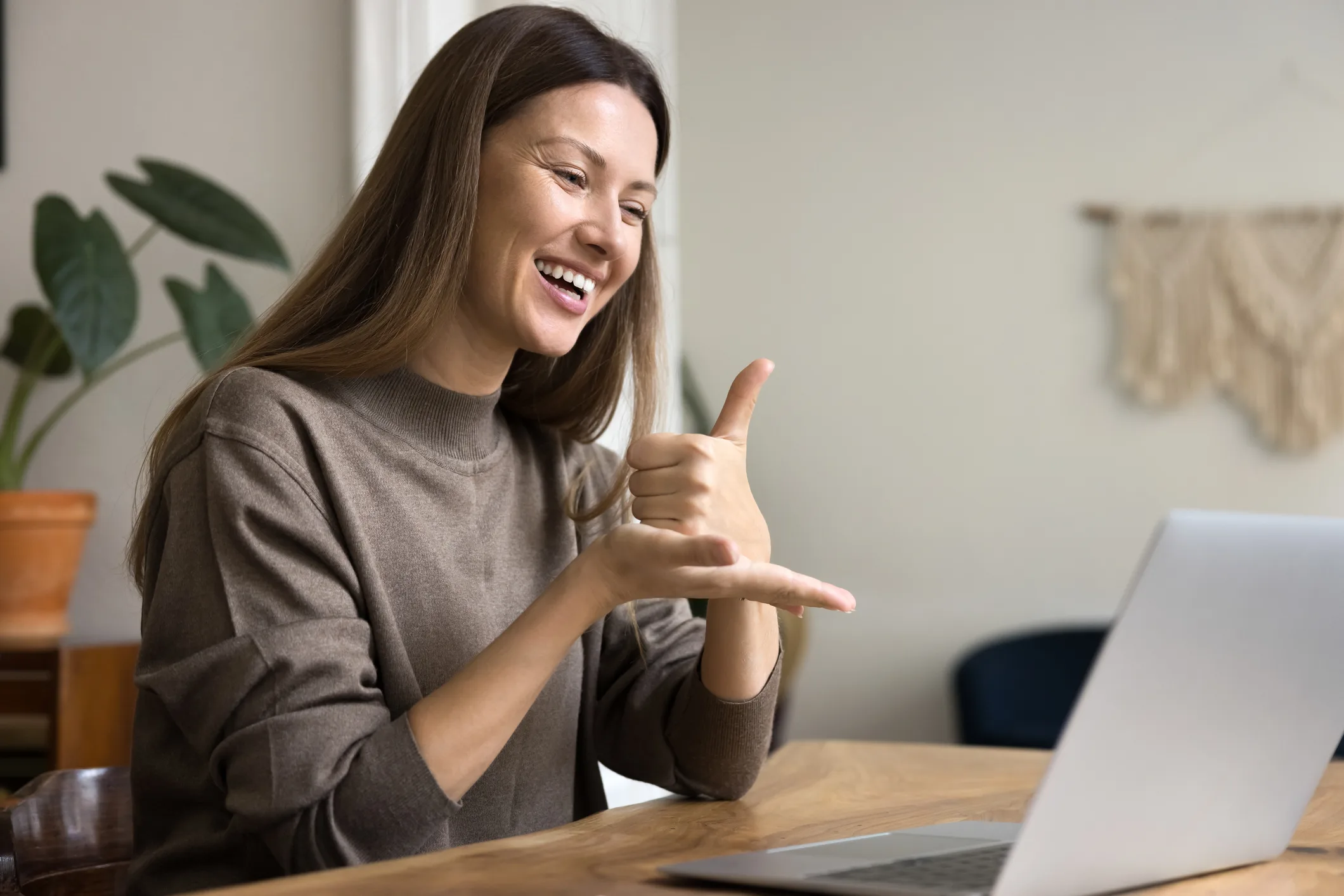 Dove vrouw met laptop